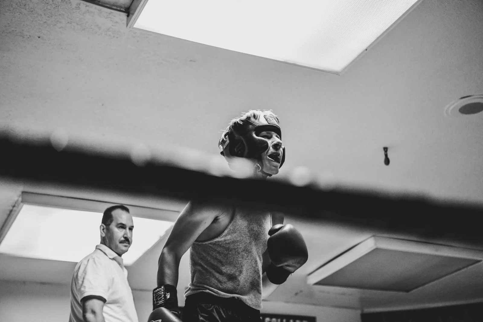 Een bokser en coach werken samen in de ring.