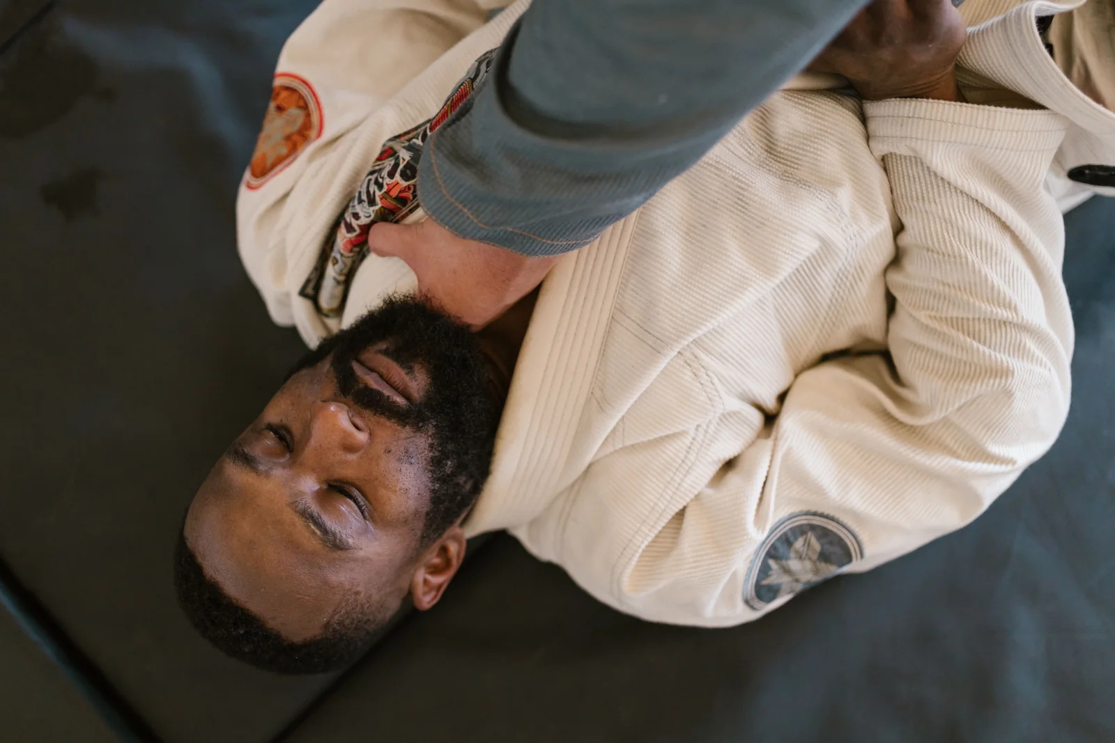 BJJ-beoefenaars oefenen een controlepositie op de mat.