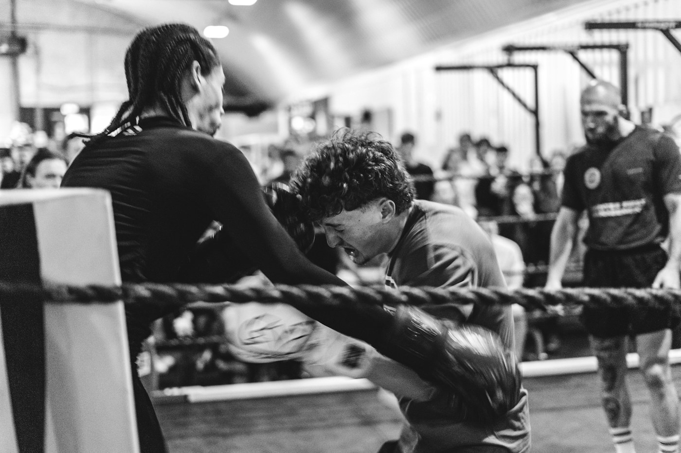 Illustratieve foto van een coach die een vechtsporttraining begeleidt; niet Víctor Ribera