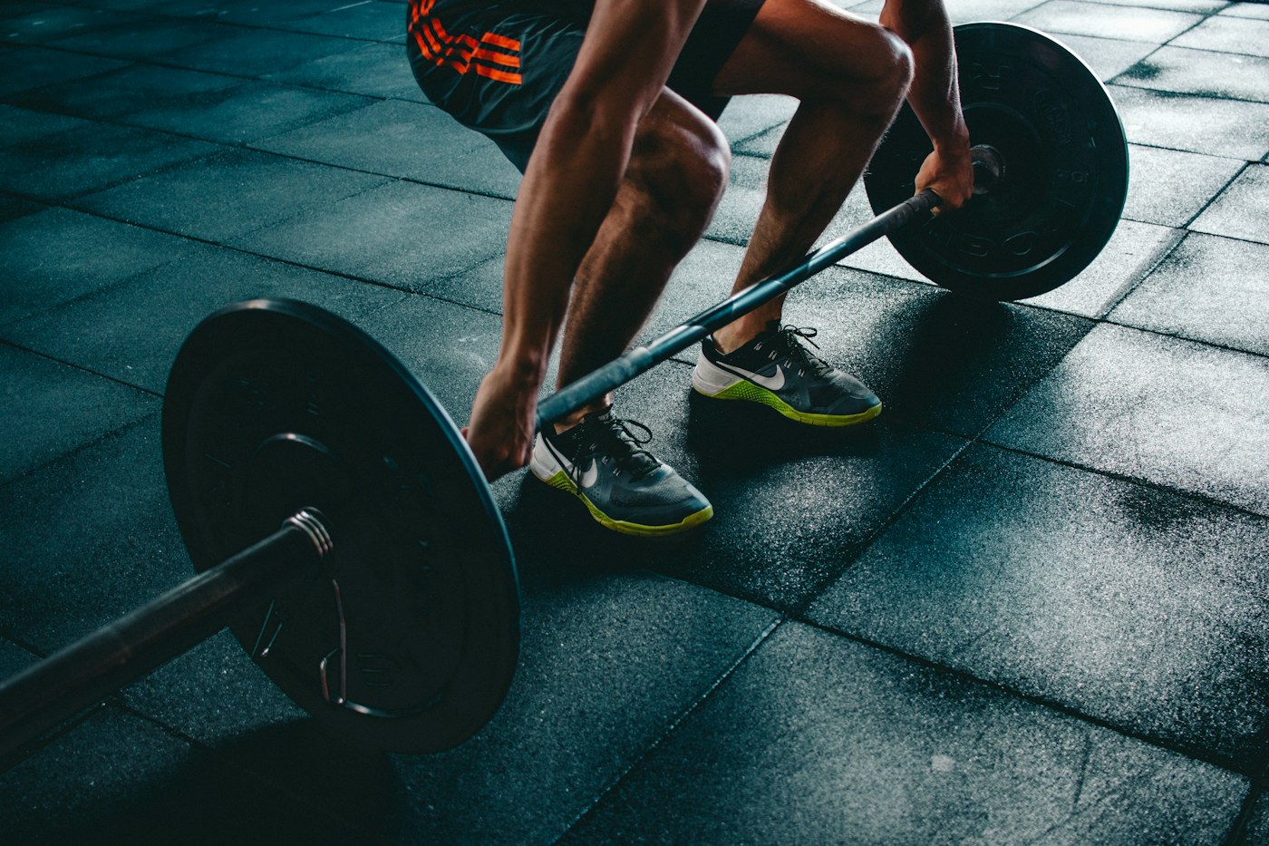 Mensen trainen samen in een sportschool