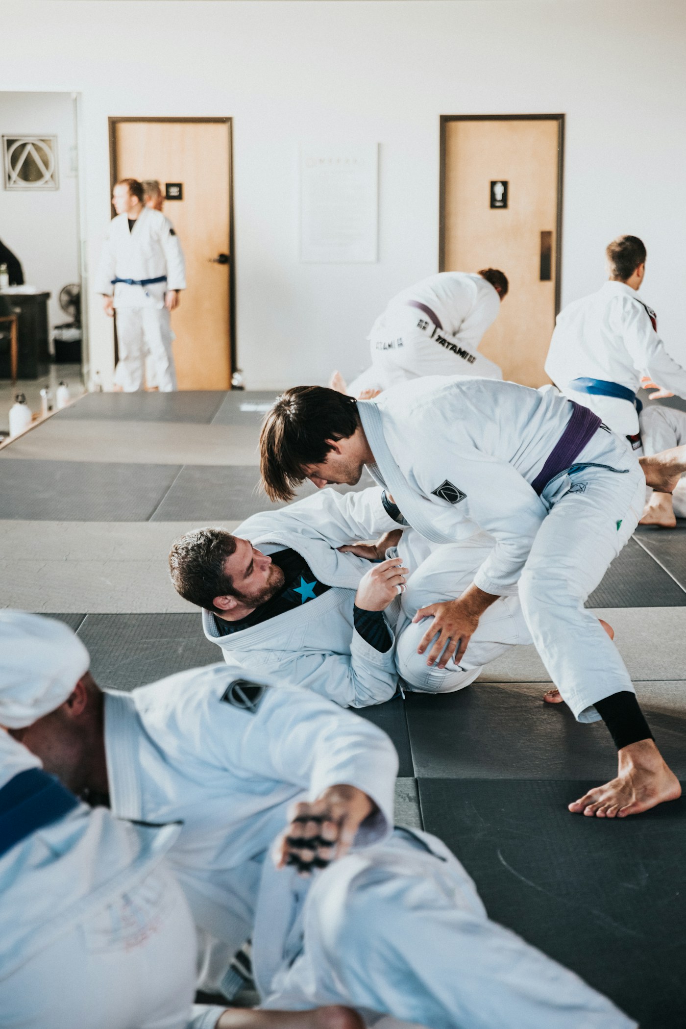 Twee beoefenaars trainen samen in Braziliaans jiujitsu
